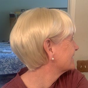 Short white/ blond wig Halloween? Flapper?